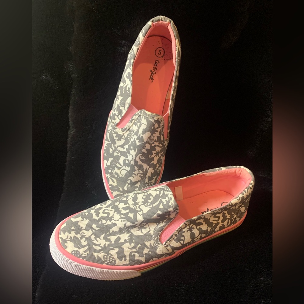 Slip on tennis shoes